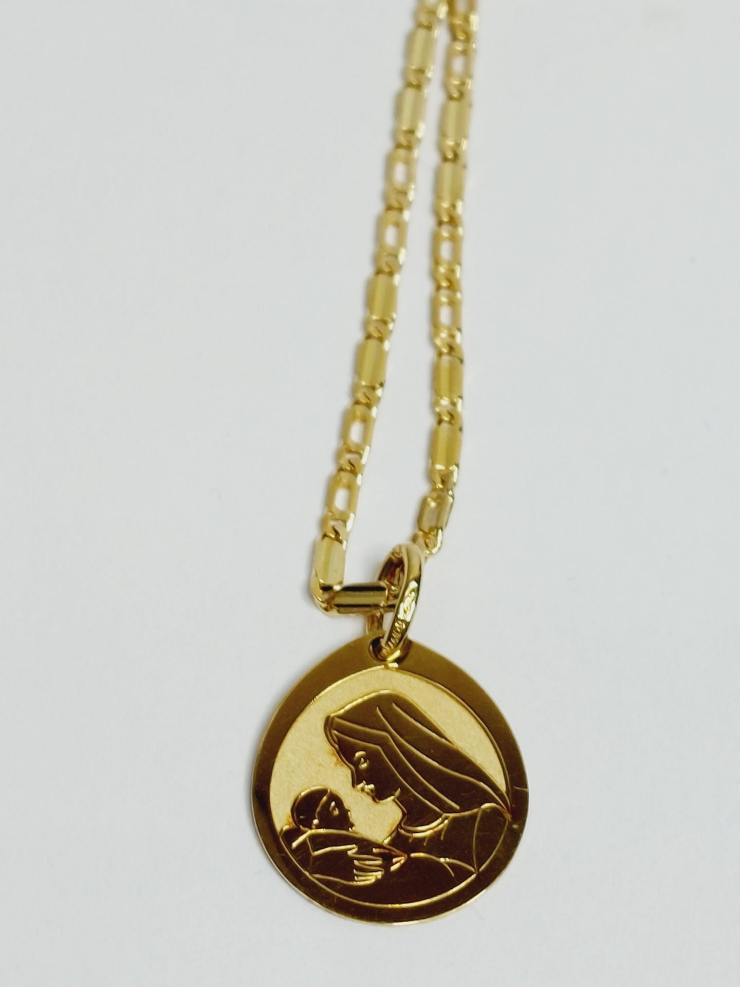 Ciondolo in ORO Giallo Bianco 18 kt 750 Smaltato Madonna Pendente Vergine Maria Ciondolo in ORO Giallo Bianco 18 kt 750 Smaltato Madonna Pendente Vergine Maria